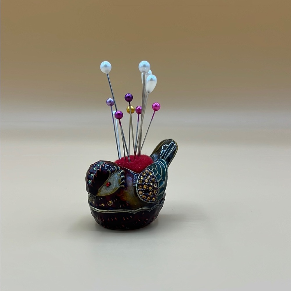Vintage Decorative Bird Pin Cushion Box with Pins - Picture 3 of 8